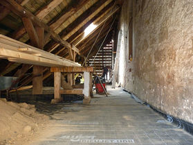 Entfernen der alten Schieferziegeln (Foto: Karl-Franz Thiede)